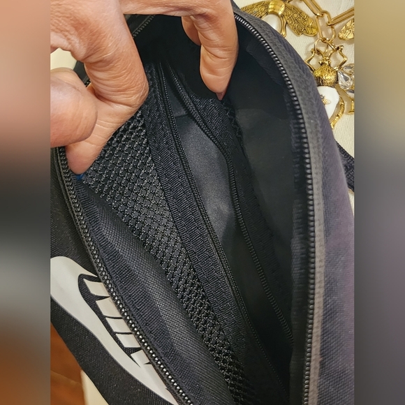 Nike Black and White Crossbody Bag Fanny Pack - Picture 6 of 10